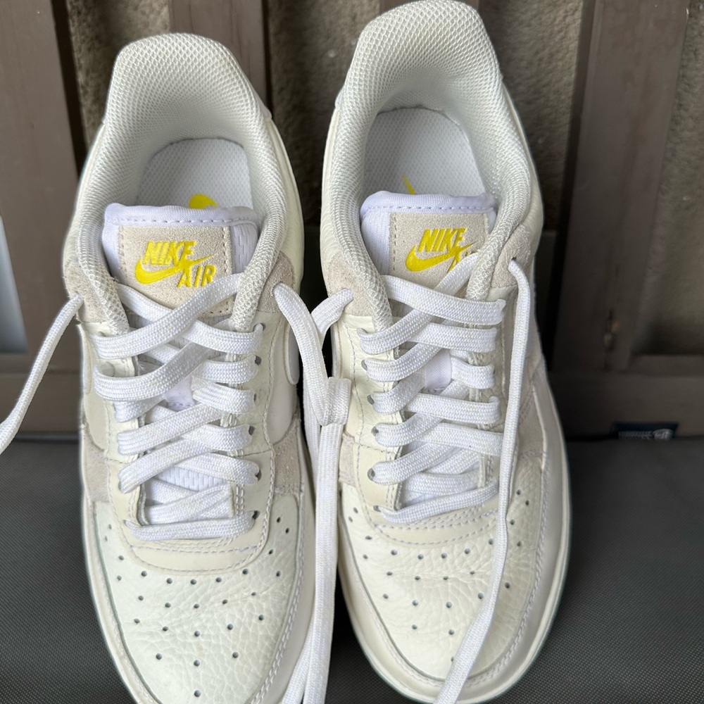 Nike White Cream Low-Top Sneakers with Yellow Logo